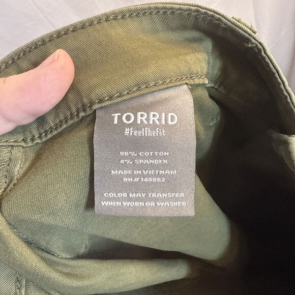 Women’s Torrid Crop Wide Leg Stretch Twill High Rise Patch Pant Green NWT - Picture 14 of 15